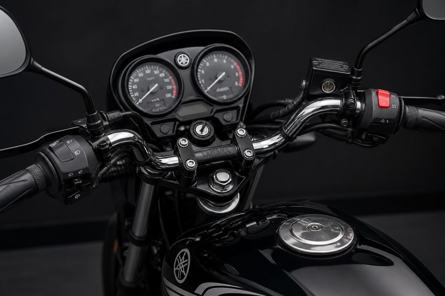 Деталь мотоцикла Yamaha — руль и приборка